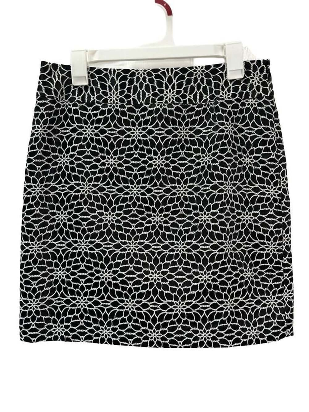Ann Taylor Skirt Size 8 Black White Embroidered Floral Pencil